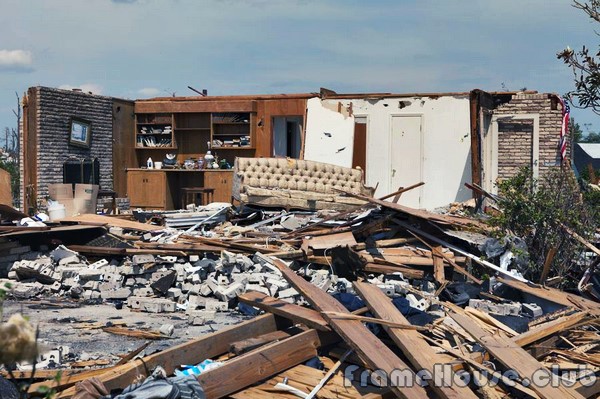 Последствия разрушений от торнадо в Алабаме 12 мая 